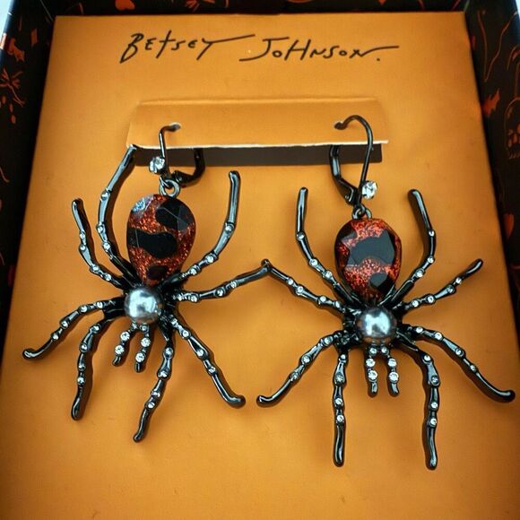 BETSEY JOHNSON HALLOWEEN BLACK WIDOW SPIDER DANGLE EARRINGS NIB - Picture 2 of 3